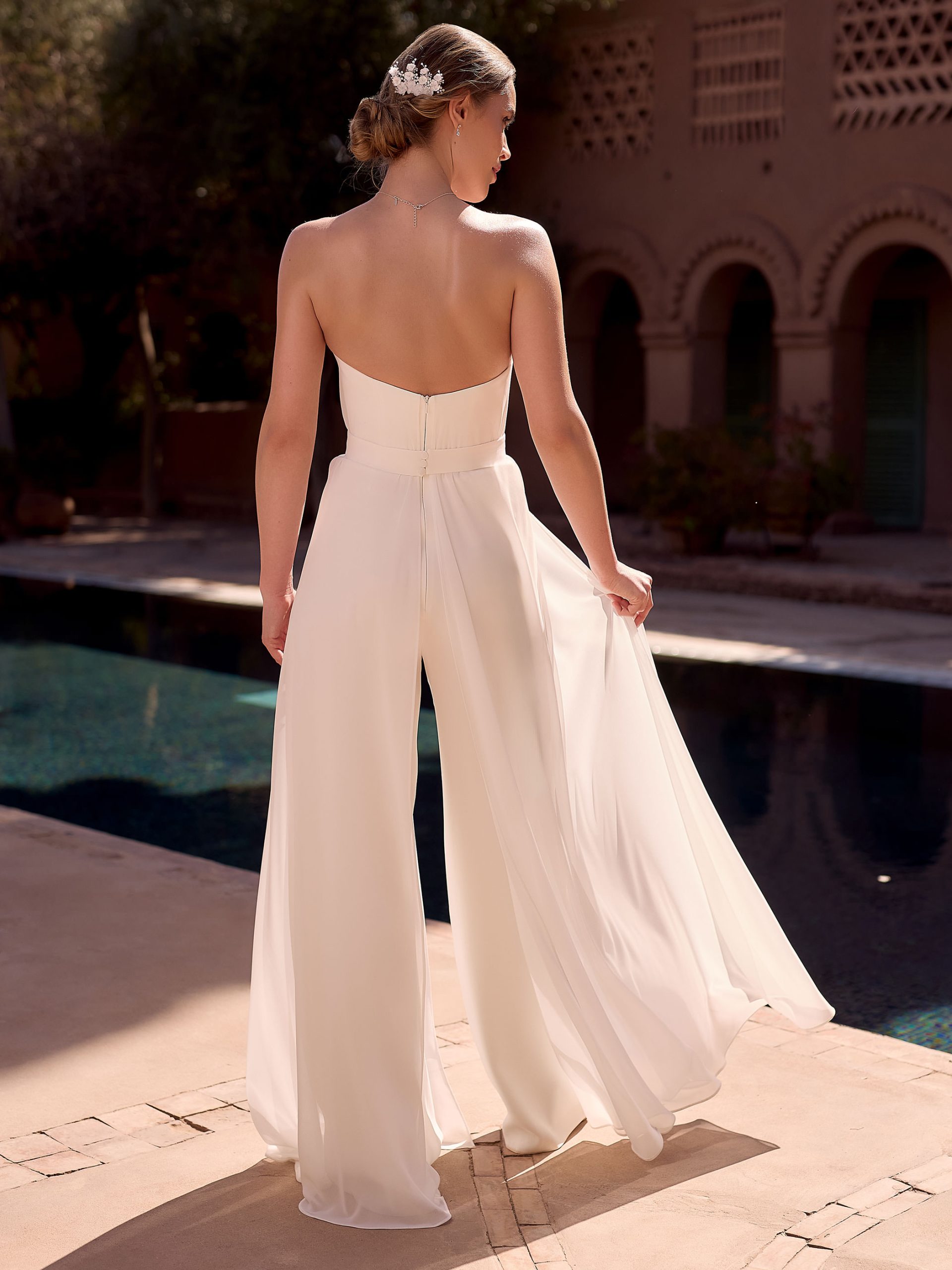 Bianco Evento trouw jumpsuit Dove, achterkant met open rug en wijde pijpen